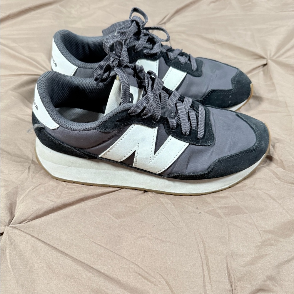 New Balance Men's Gray Black White Retro Sneakers - Picture 2 of 4